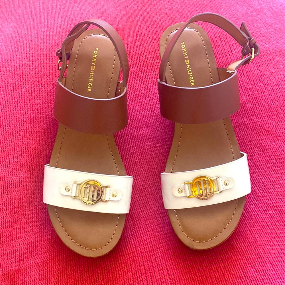 TOMMY HILFIGER BROWN WEDGES